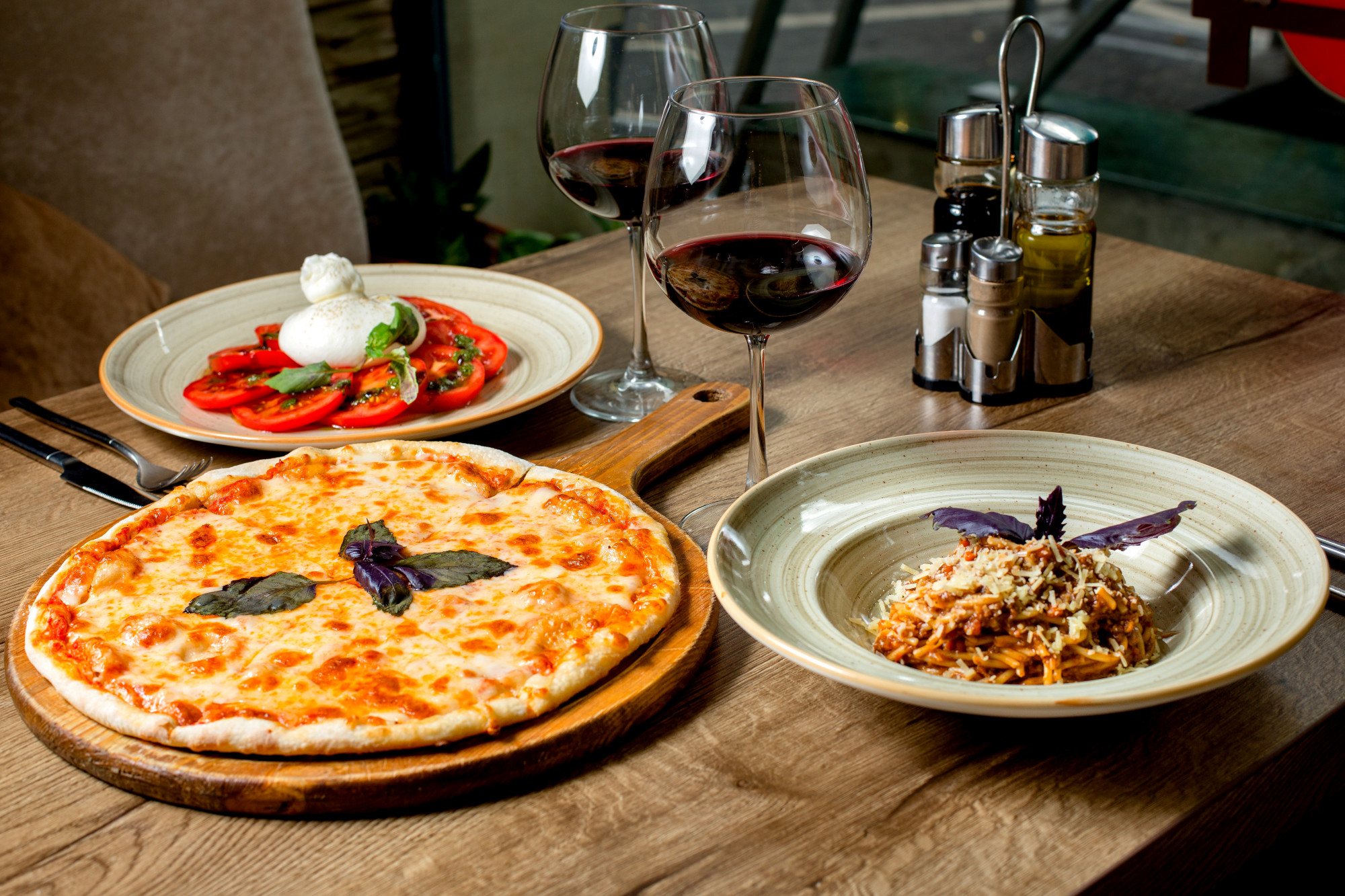 Elegancka restauracja włoska serwująca pizzę i pastę w Kołobrzegu, przytulne wnętrze.