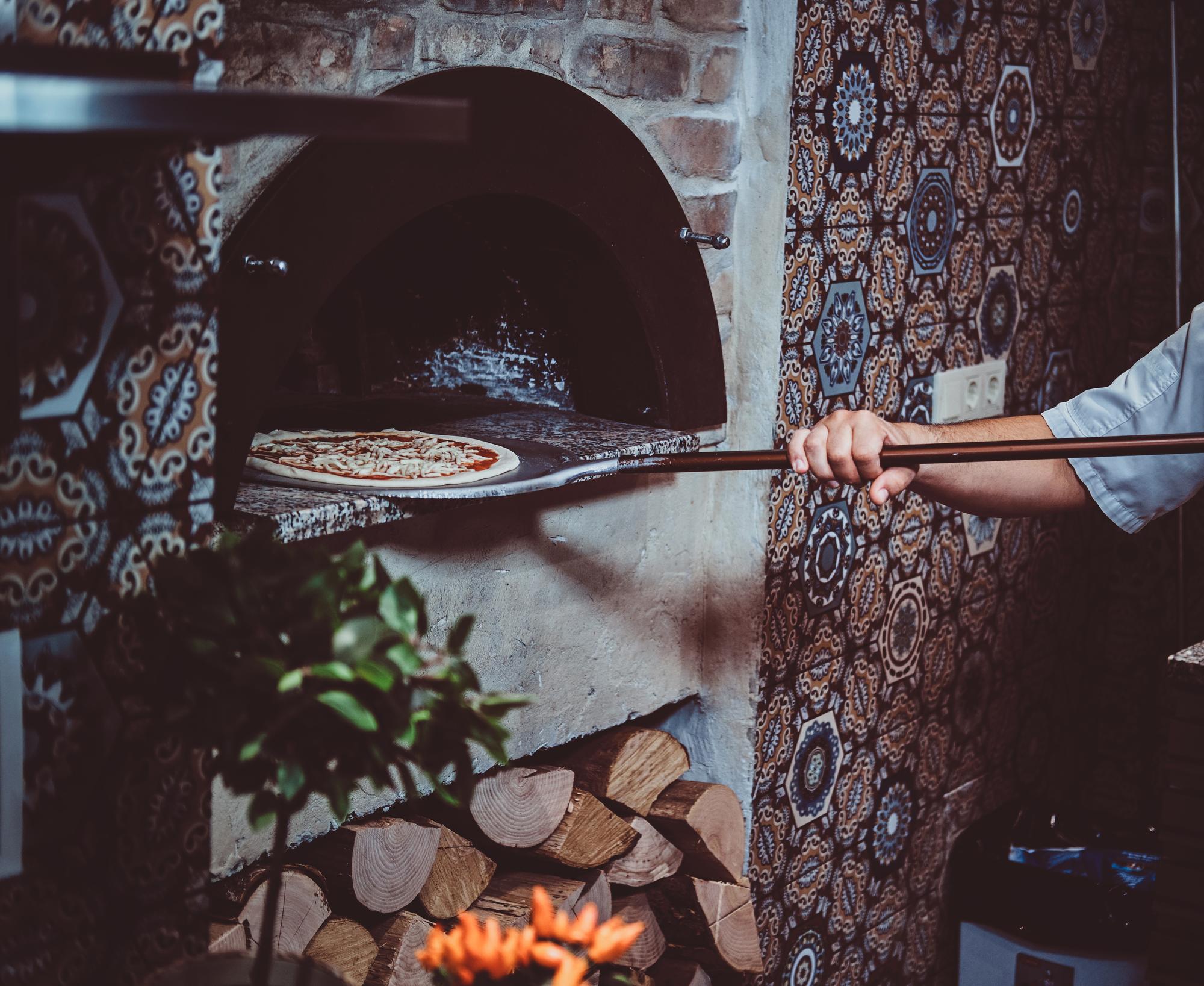 Kraftowa pizza z pieca opalanego drewnem w restauracji Gustum w Kołobrzegu.